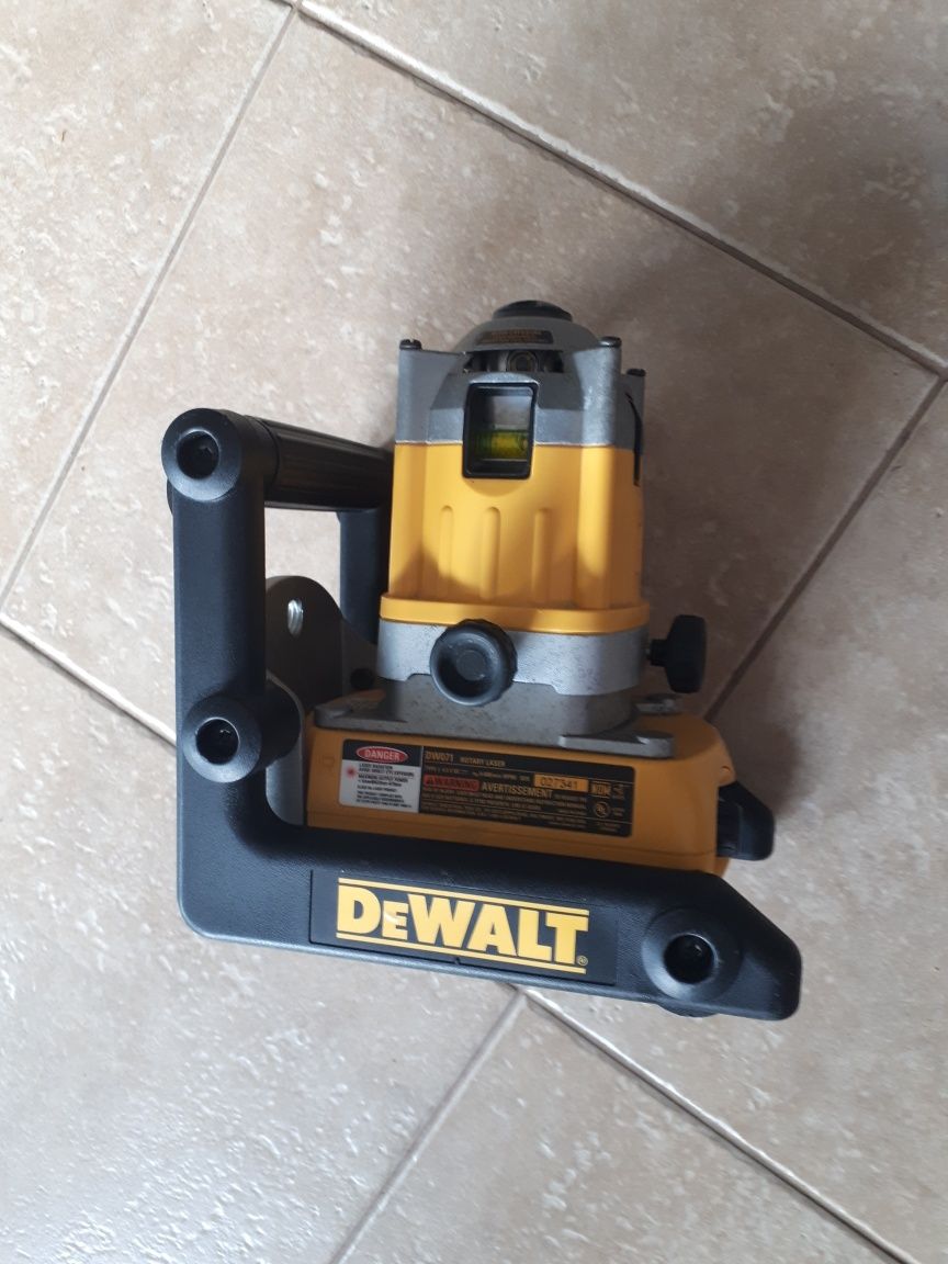 REZERWACJA DeWALT
niwelator laserowy DW071 na trzy baterie LR20