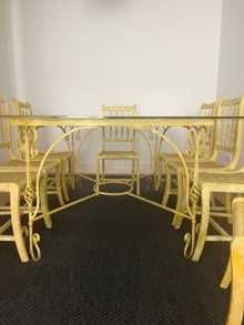 Mesa de vidro e pés em ferro feita por encomenda