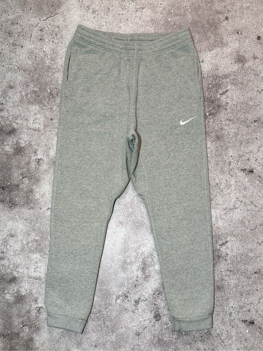 Сірі спортивні штани Nike