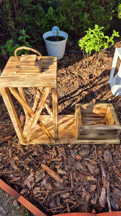 Lampion drewniany opalony na desce z doniczką