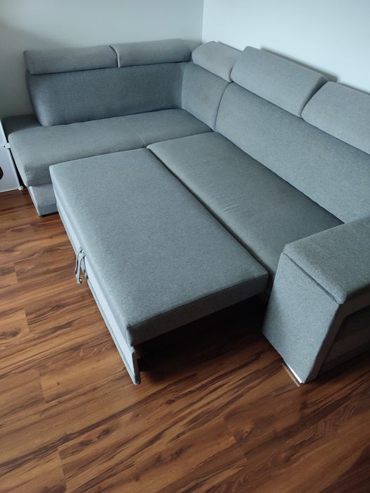 Szary narożnik z funkcją spania, regulowane zagłówki +pufy
