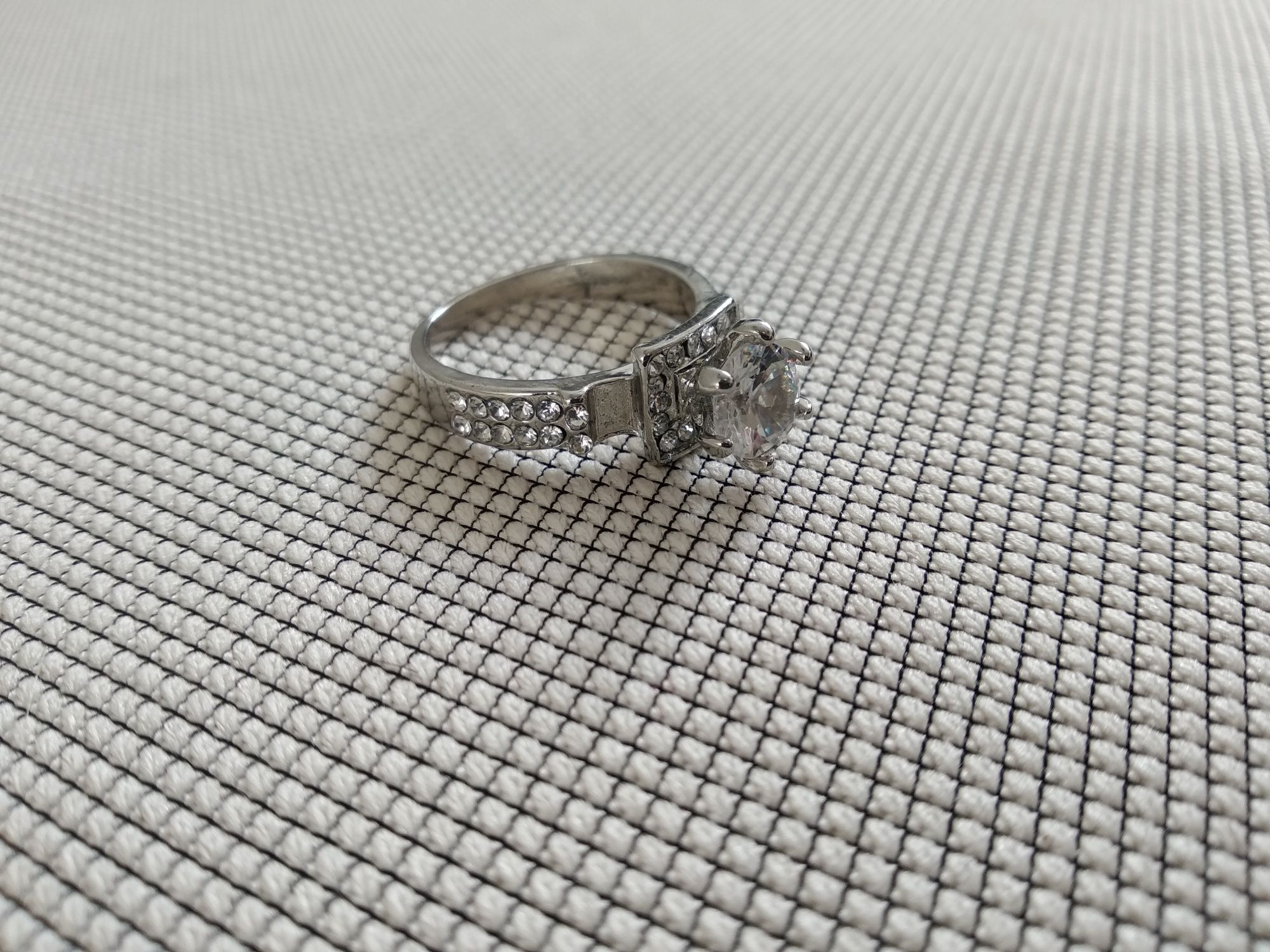 Nowy piękny pierścionek z cyrkoniami
