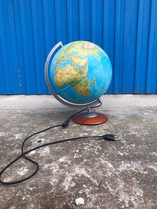 Globo do planeta com luz