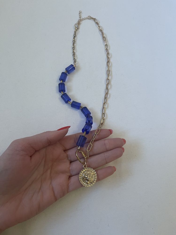 Naszyjnik złoty łańuch niebieskie koraliki medalik medalion