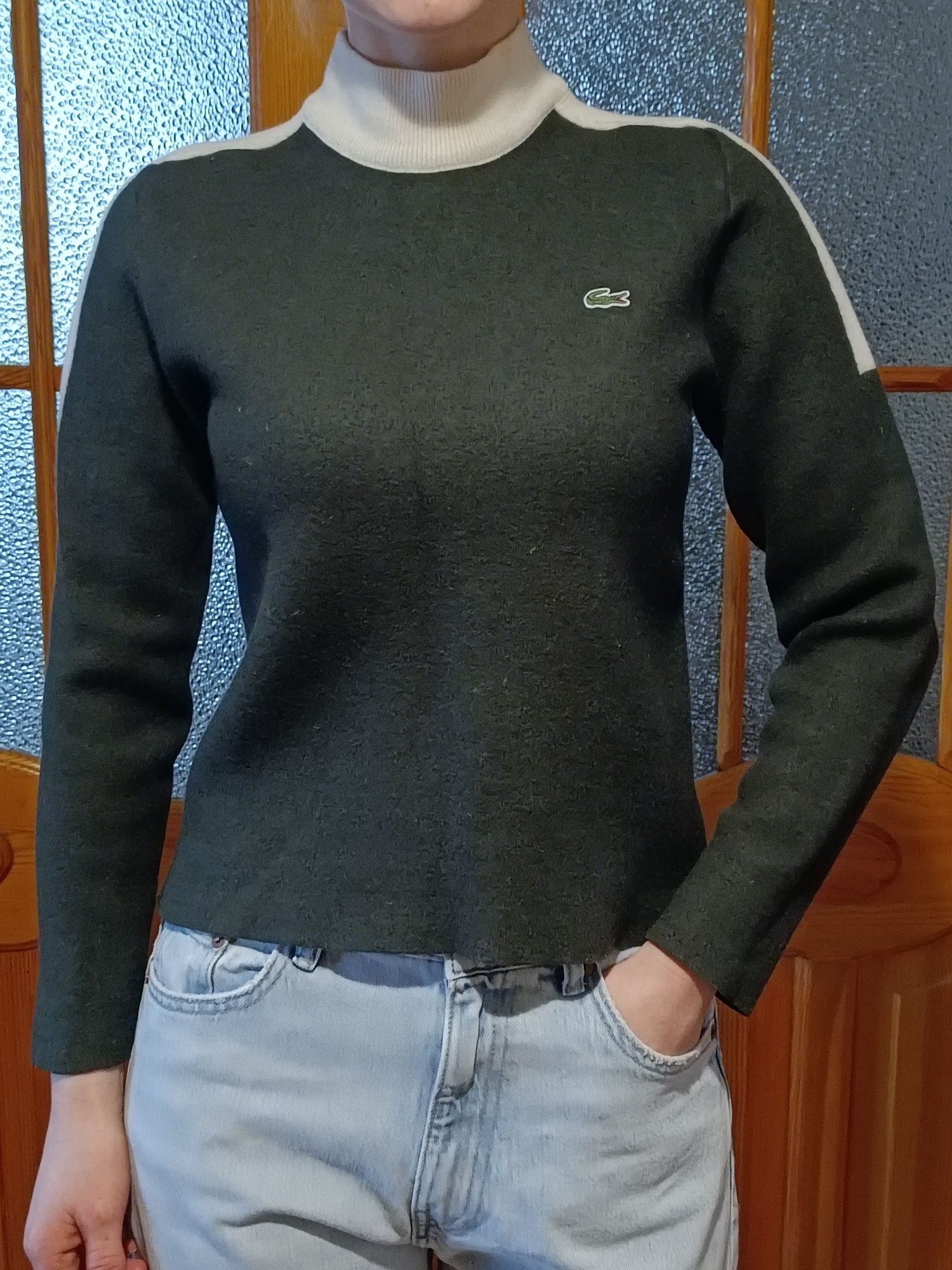 Продам оригинальный женский свитер Lacoste, размер S