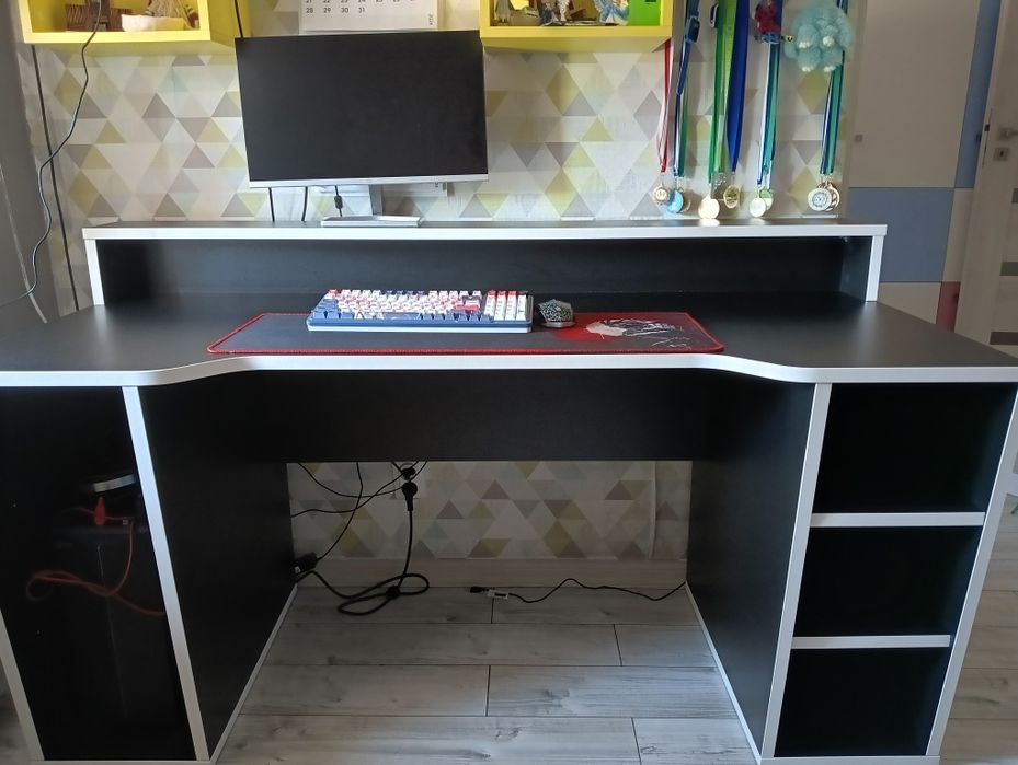 Biurko gamingowe z ledami