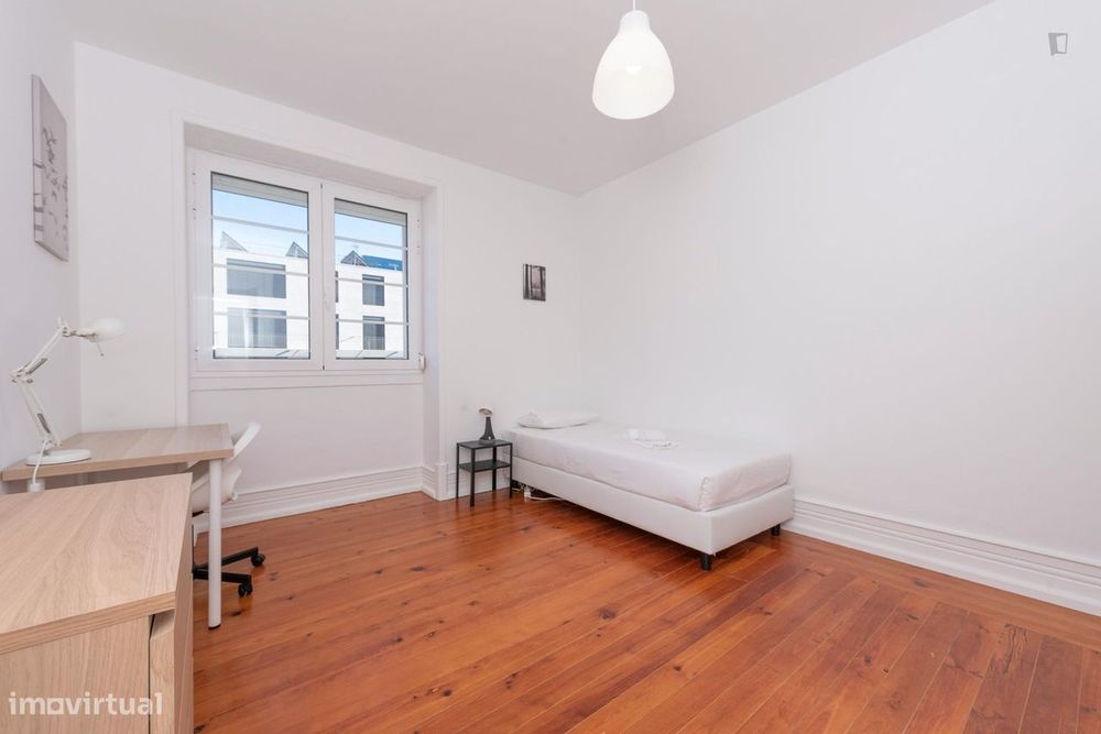 807599 - Quarto com cama de solteiro em...