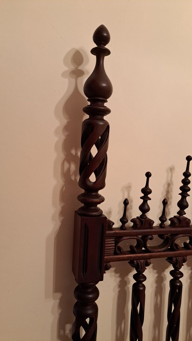 Cama com 50 anos trabalhada