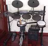 Bateria Roland Elétrica com vários pads e mesa de mistura
