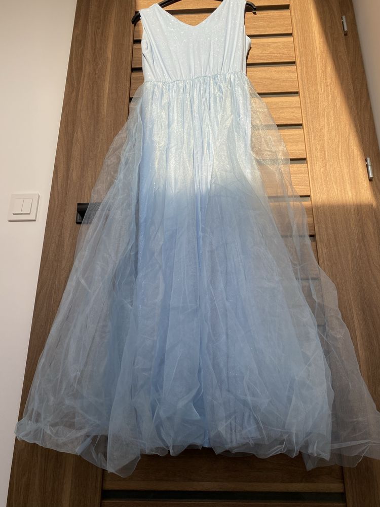 Elegancka brokatowa sukienka z tiulowym wykończeniem