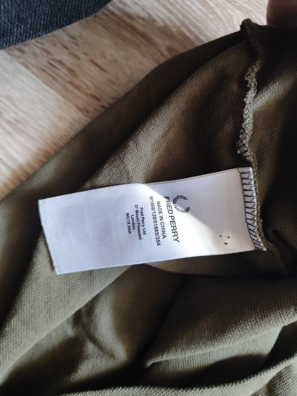 футболка fred perry зелёная без воротника