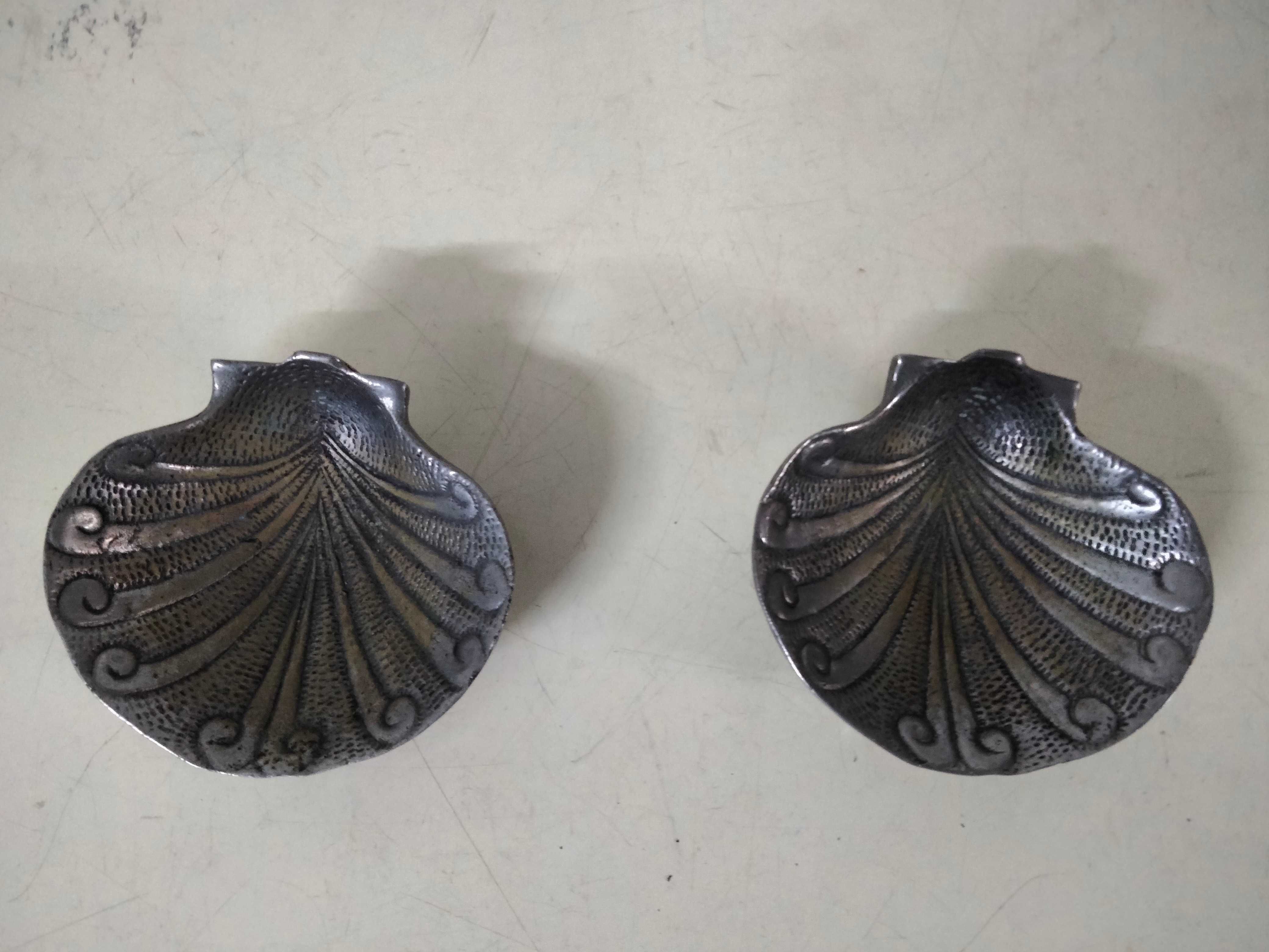 Conchas em metal antigas