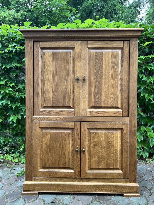 Drewniana szafa z półką na telewizor – otwierana od frontu