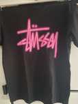 Koszulka kultowej firmy stussy .