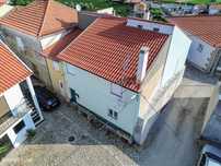 Moradia T2 com 70 m² localizada em Foz Côa, no Largo do Rossio, em ple