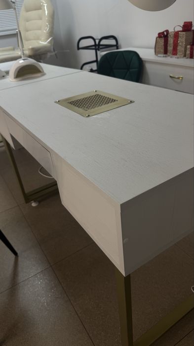 Манікюрний стіл з вбудованою витяжкою