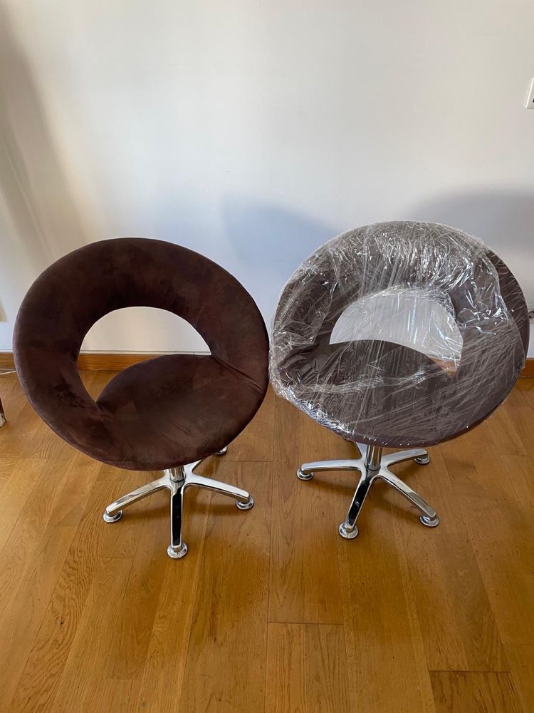 Cadeiras rotativas design em tecido tipo pele