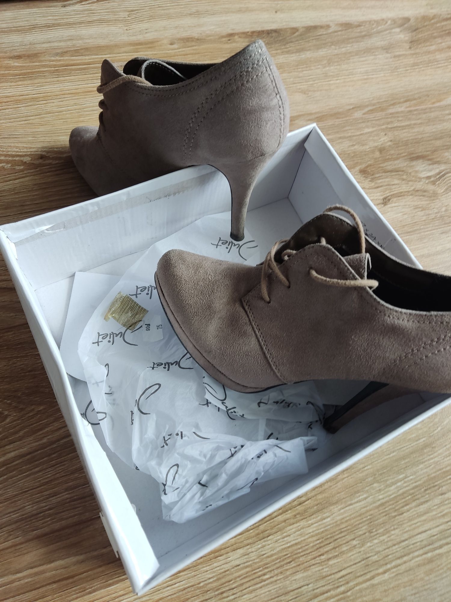 Buty na obcasie szary kremowy zamsz. Graceland CCC. Stan jak nowe .38
