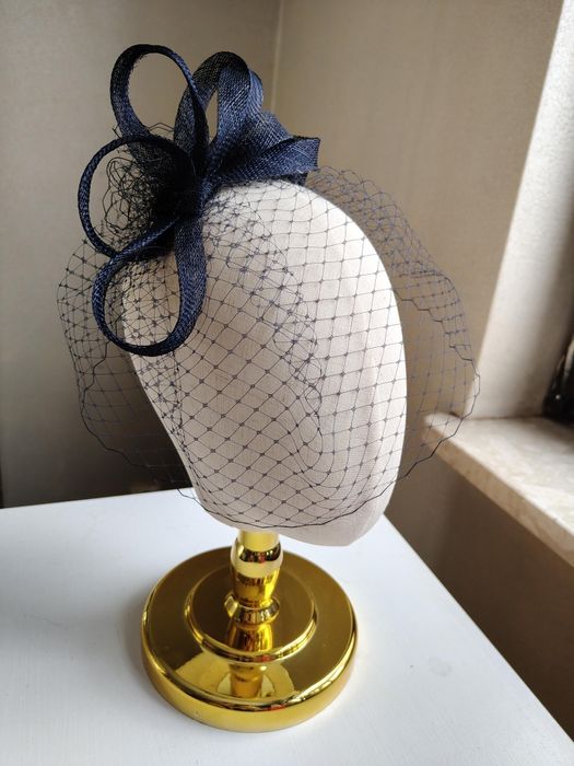 Granatowy fascynator z woalką na opasce. Wieczorowa ozdoba do włosów