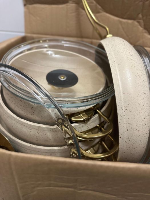 Conjunto de panelas e frigideira OMS (novo). Cor: creme.