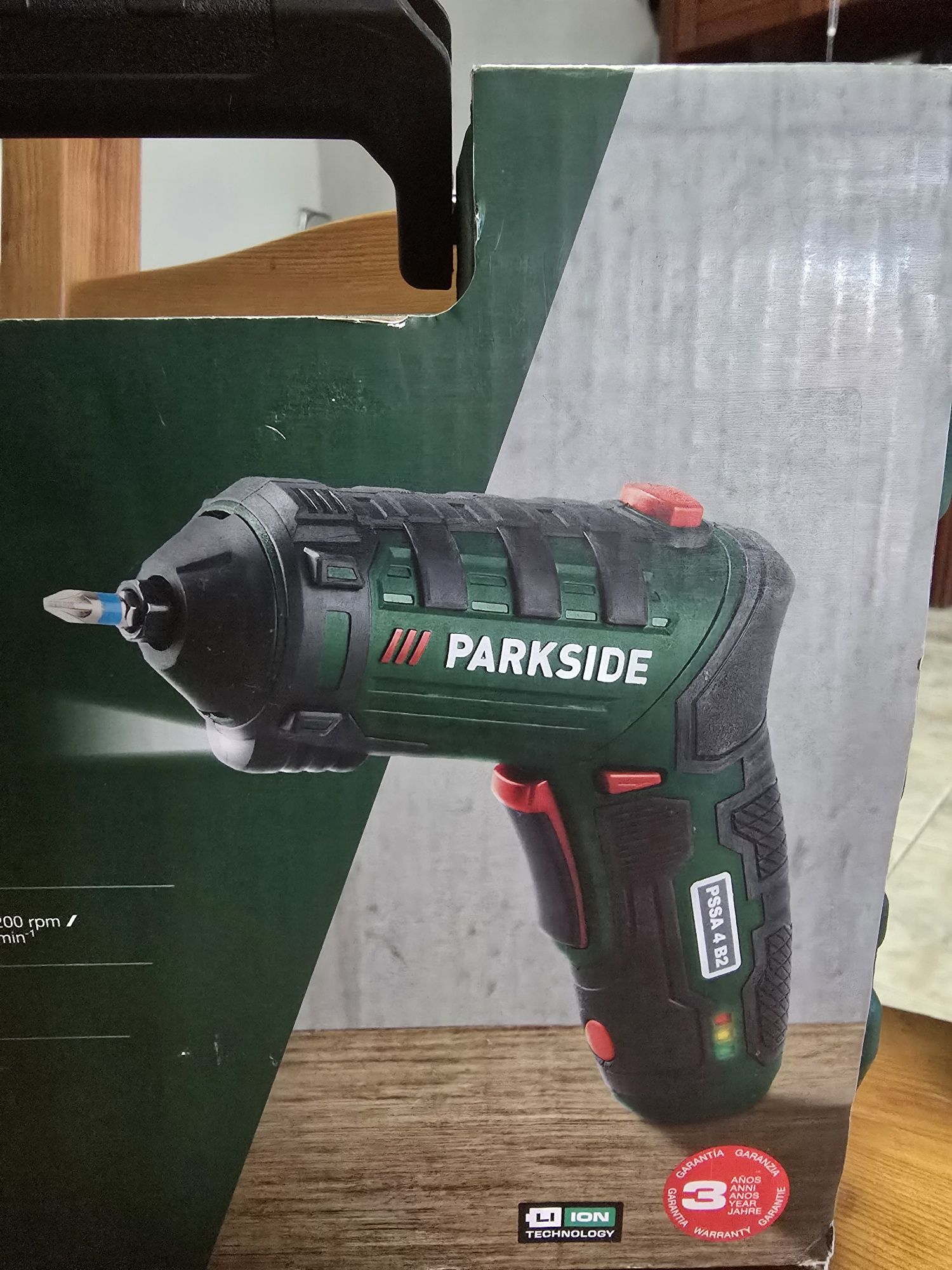 Aparafusadora Parkside PSSA 4 B2 com acessórios