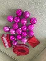 Bolas e enfeites de Natal (vermelho, rosa e prateado)