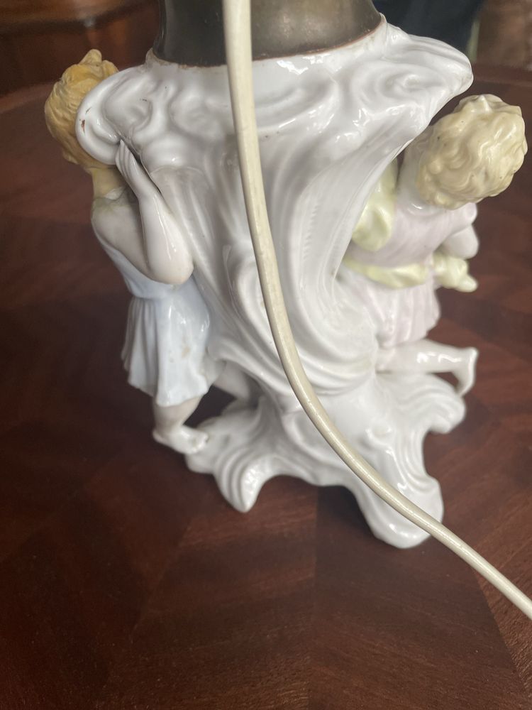 Stara porcelanowa lampka