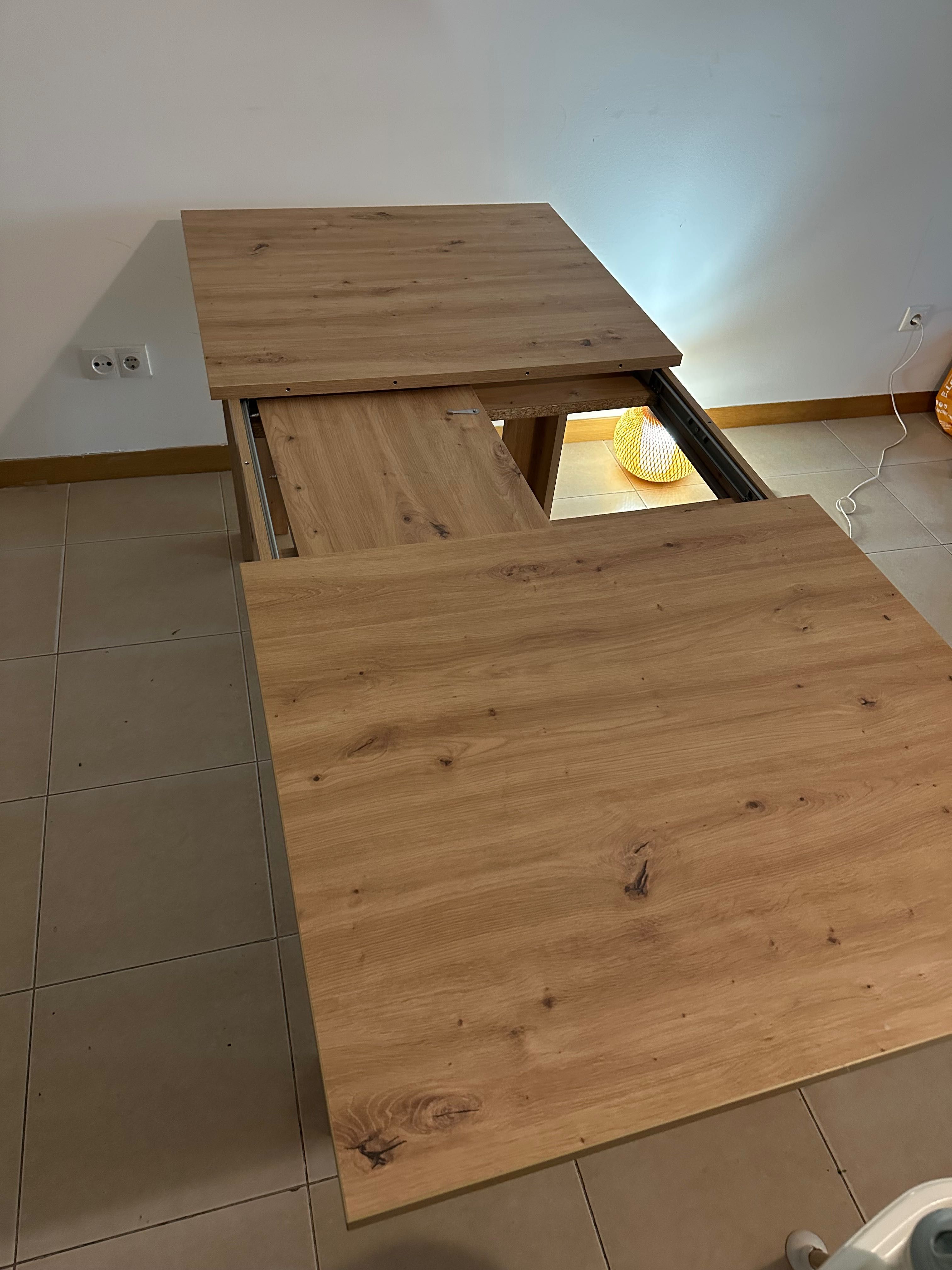 Mesa extensível em Madeira