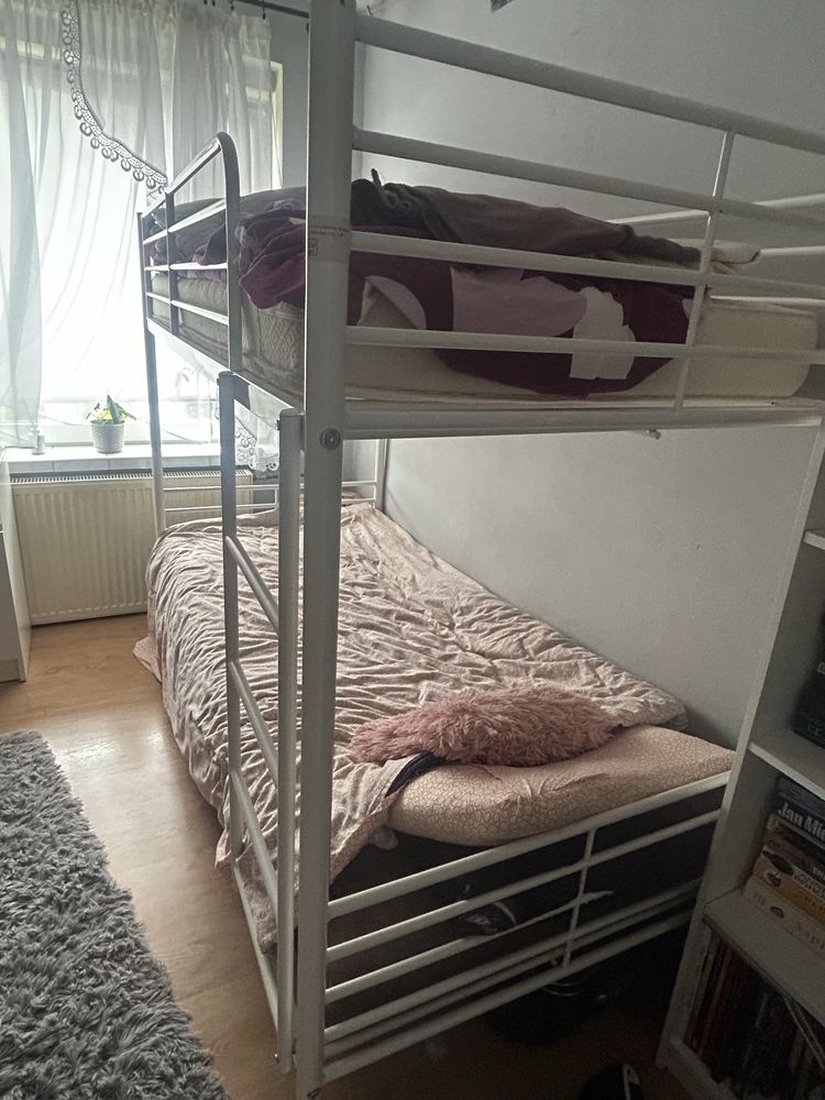 łóżko piętrowe z barierkami