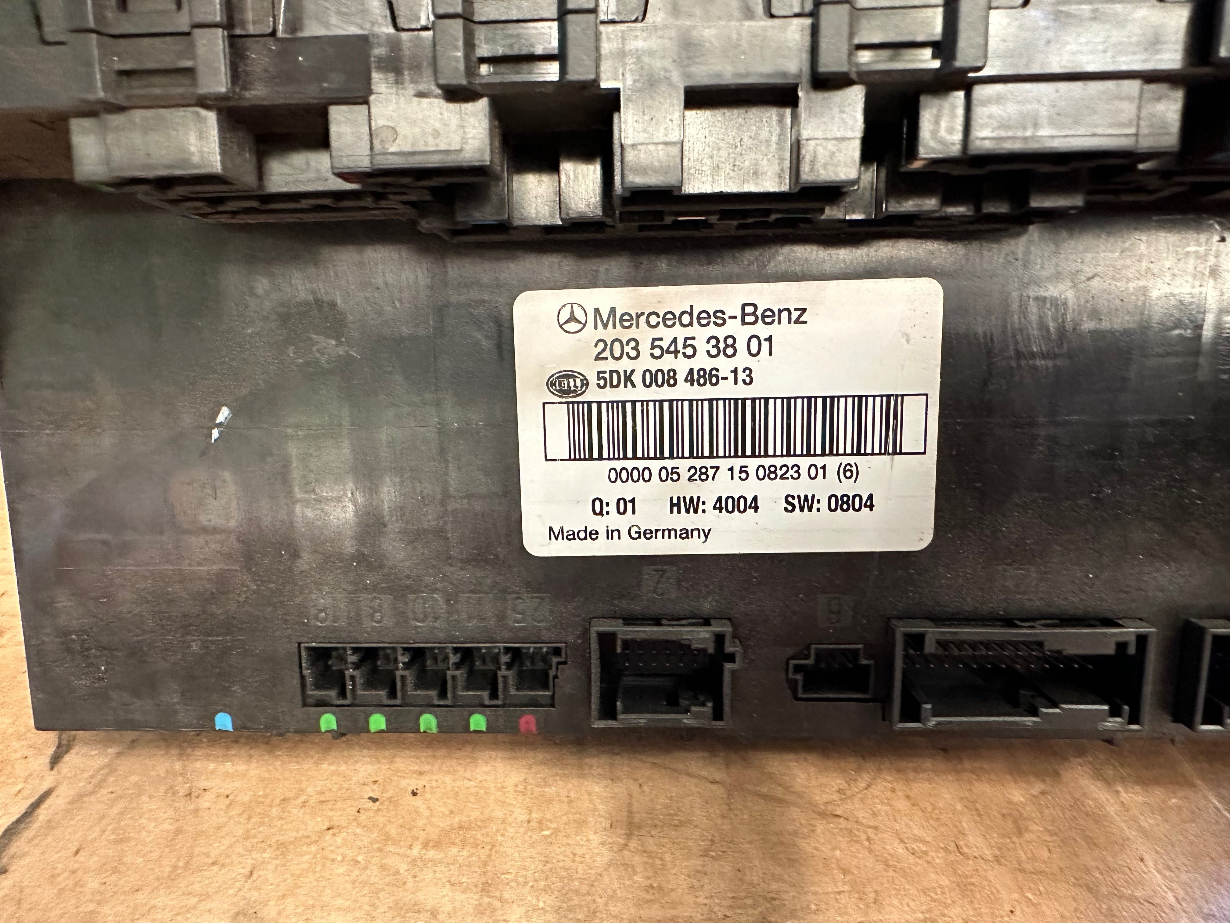 Caixa de Fusíveis da mala Mercedes W203 C220 CDI  20354.53801