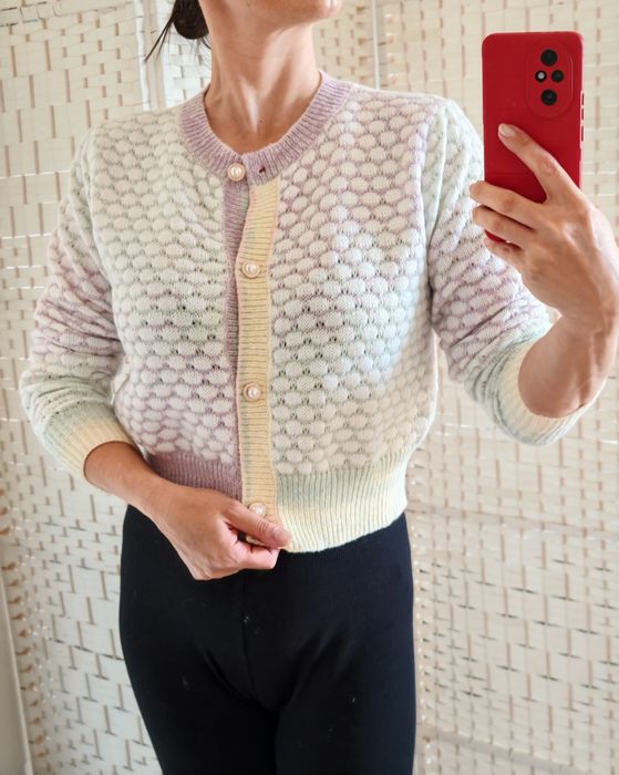 Pastelowy rozpinany sweterek