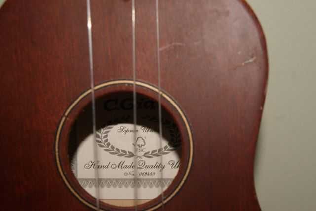 Ukulele C. Giant