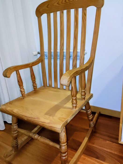 Cadeira de baloiço em madeira maciça – Feita por carpinteiro