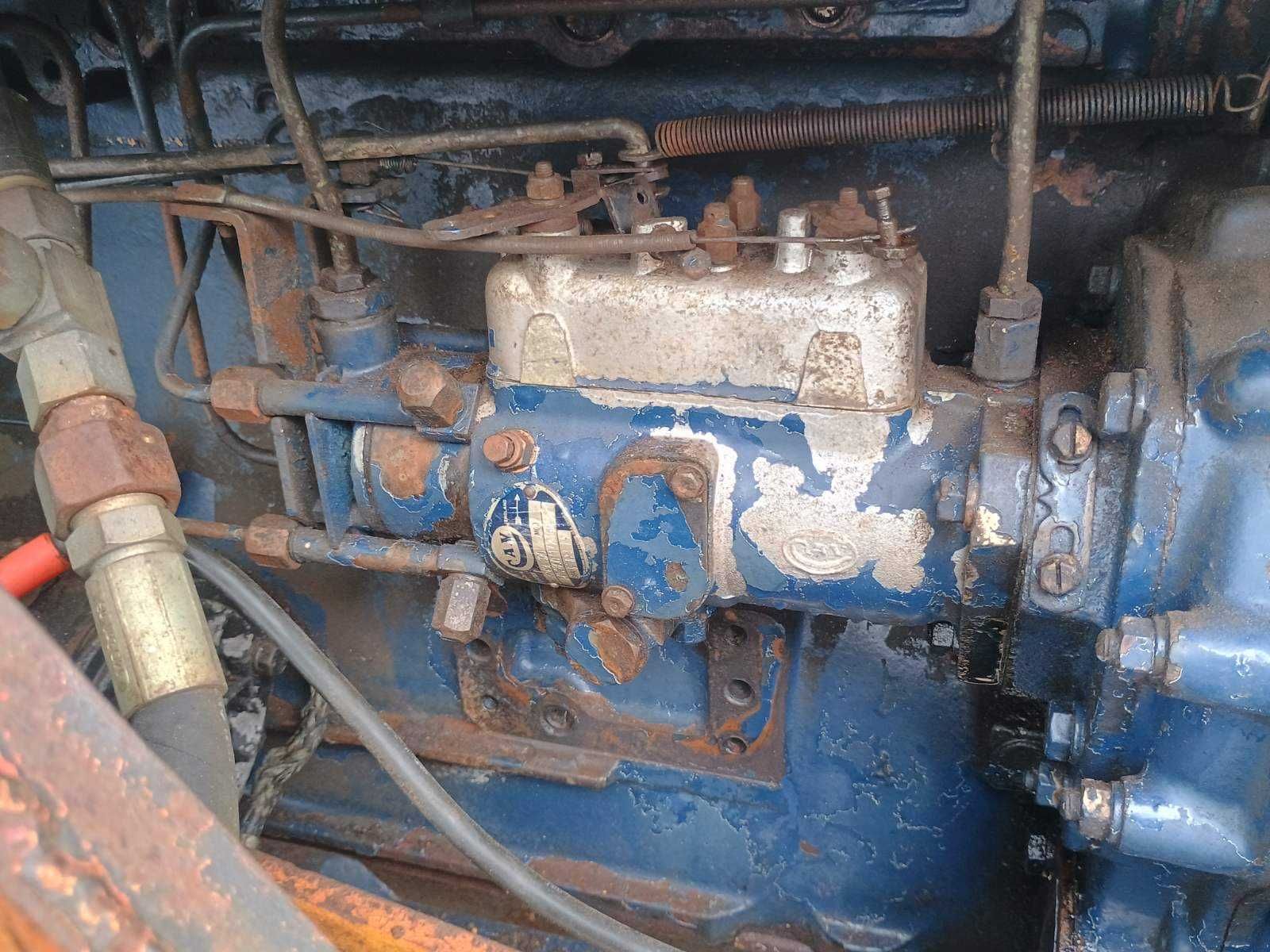 traktor Leyland 255 z ładowaczem