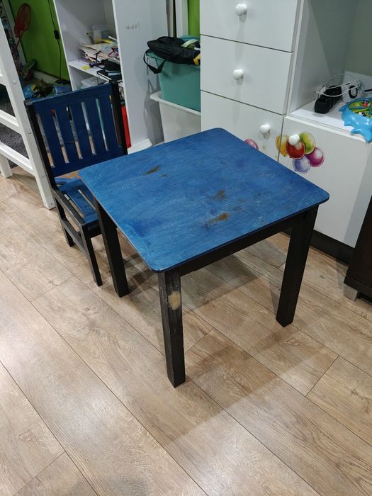 Drewniany stolik z krzesełkiem do odnowienia.