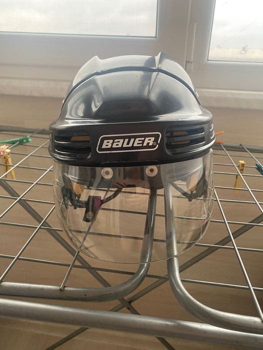 Продам хоккейный шлем Bauer 4000 с визором,размер 56-59 Medium