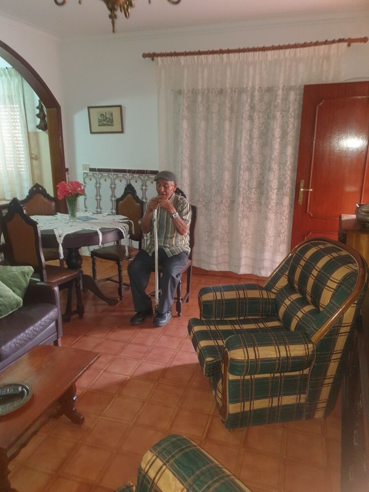 Vende se moradia com garagem