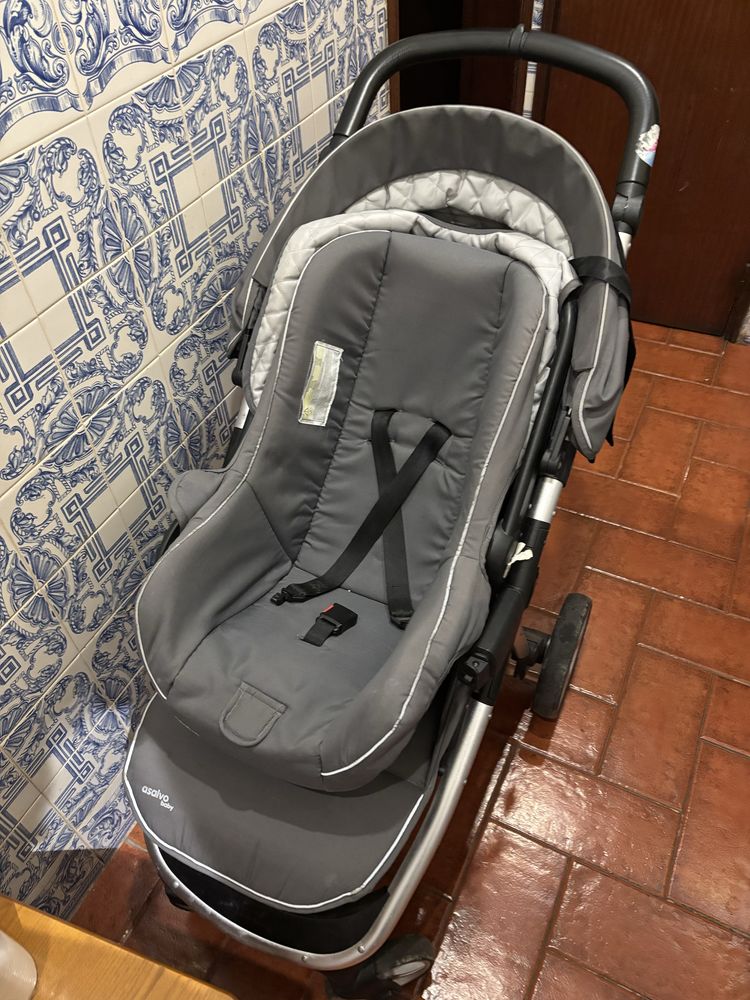 Carrinho de bebe com ovo.