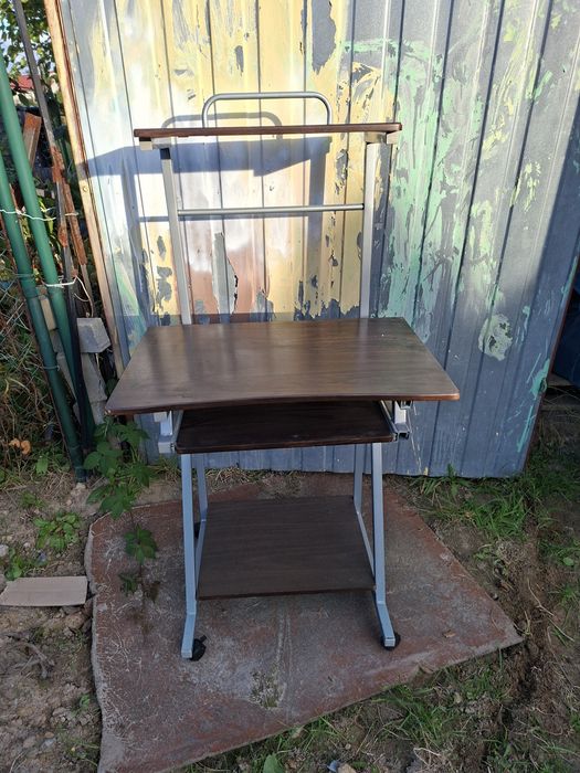 Fajne biurko z polka na metalowym stelazu 140 cm wysokie ze stolikiem