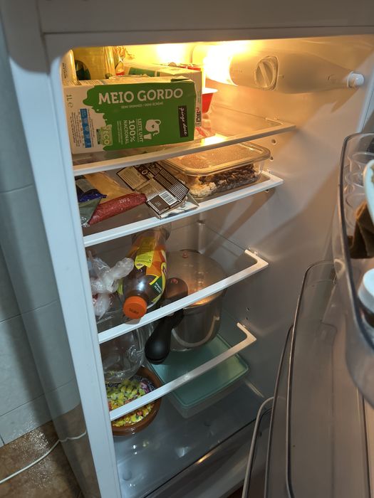 Geladeira  usada , mas finciona maravilhosamente .