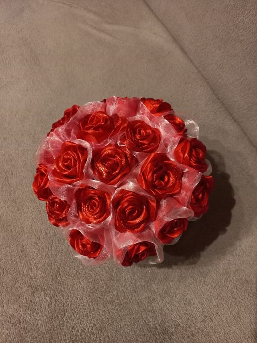 Bukiet z róż ze satynowej wstążki