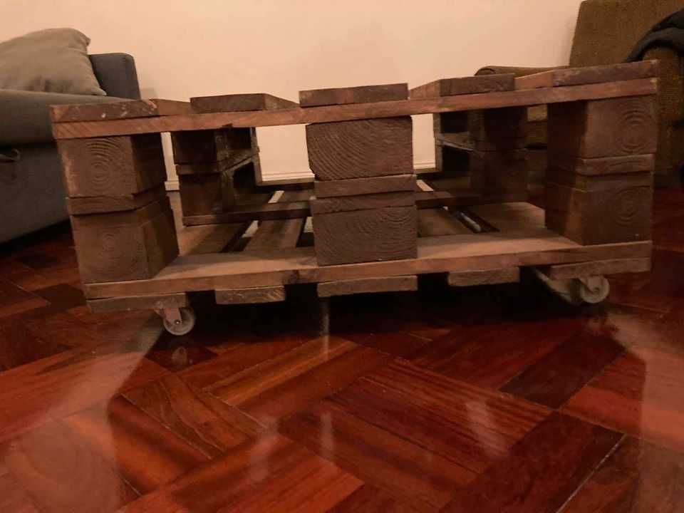 Mesa hecha de madera, fuerte y moderna