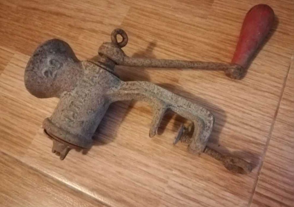 Máquina á manivela antiga moer carne