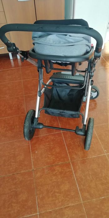 Carro com cadeira e alcofa