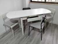Mesa de Cozinha Extensível em PVC com Cadeiras em muito bom estado