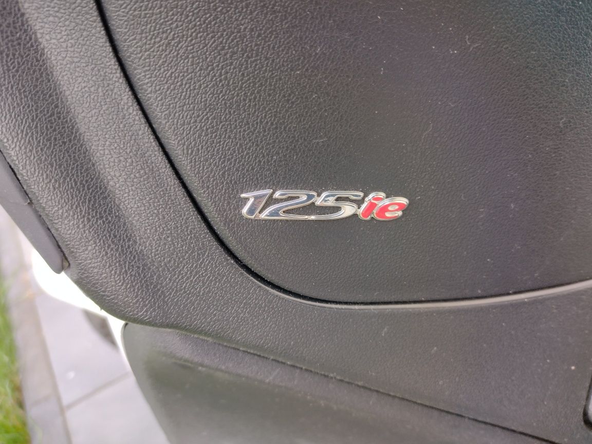 Piaggio fly 125 biała perła kufer świata LED dwa kluczyki Szwajcaria