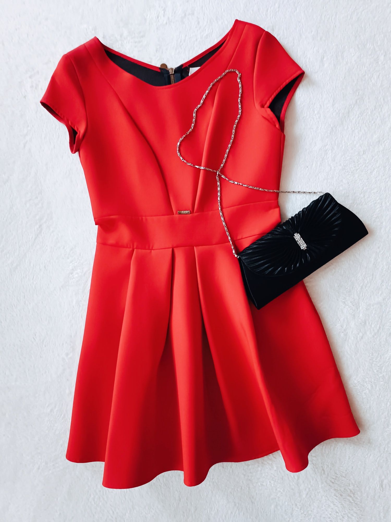 Piękna czerwona sukienka rozmiar 38
