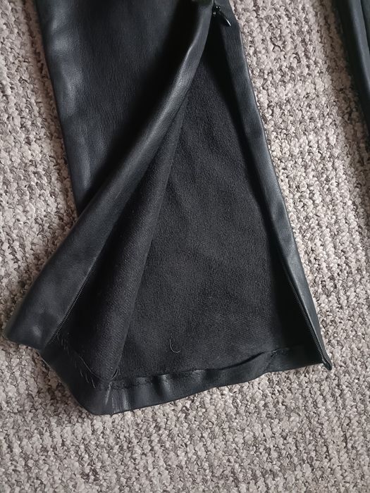 Lateksowe spodnie z szerszą  nogawka dzwon Zara