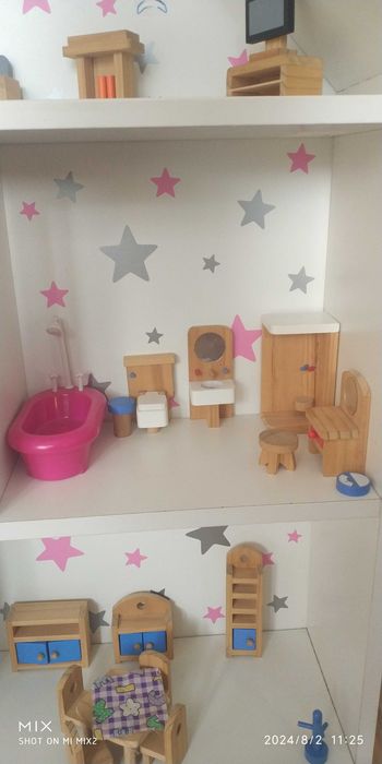 Duży domek dla lalek z umeblowaniem