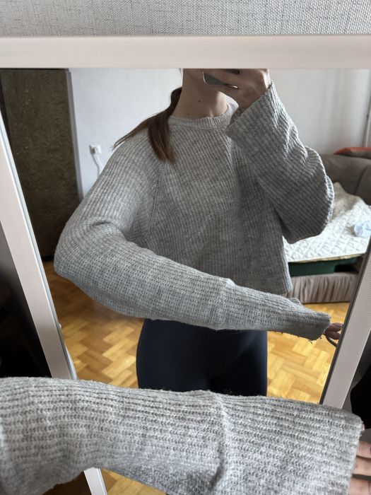 Сірий вʼязаний светр